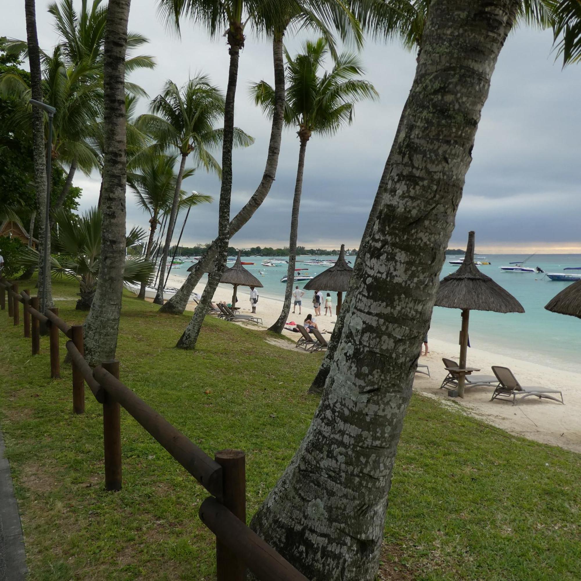 Appartement Le Dauphin Du Lagon Bleu - Plages De Mont Choisy Et De Trou Aux Biches Гранд-Бэй Экстерьер фото
